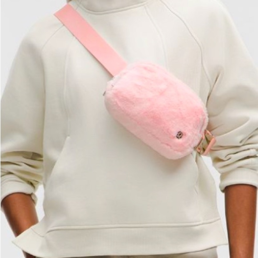 NWT Lululemon Plush Fleece Everywhere Belt Bag 1L in Strawberry Milkshake Pink - Picture 7 of 11